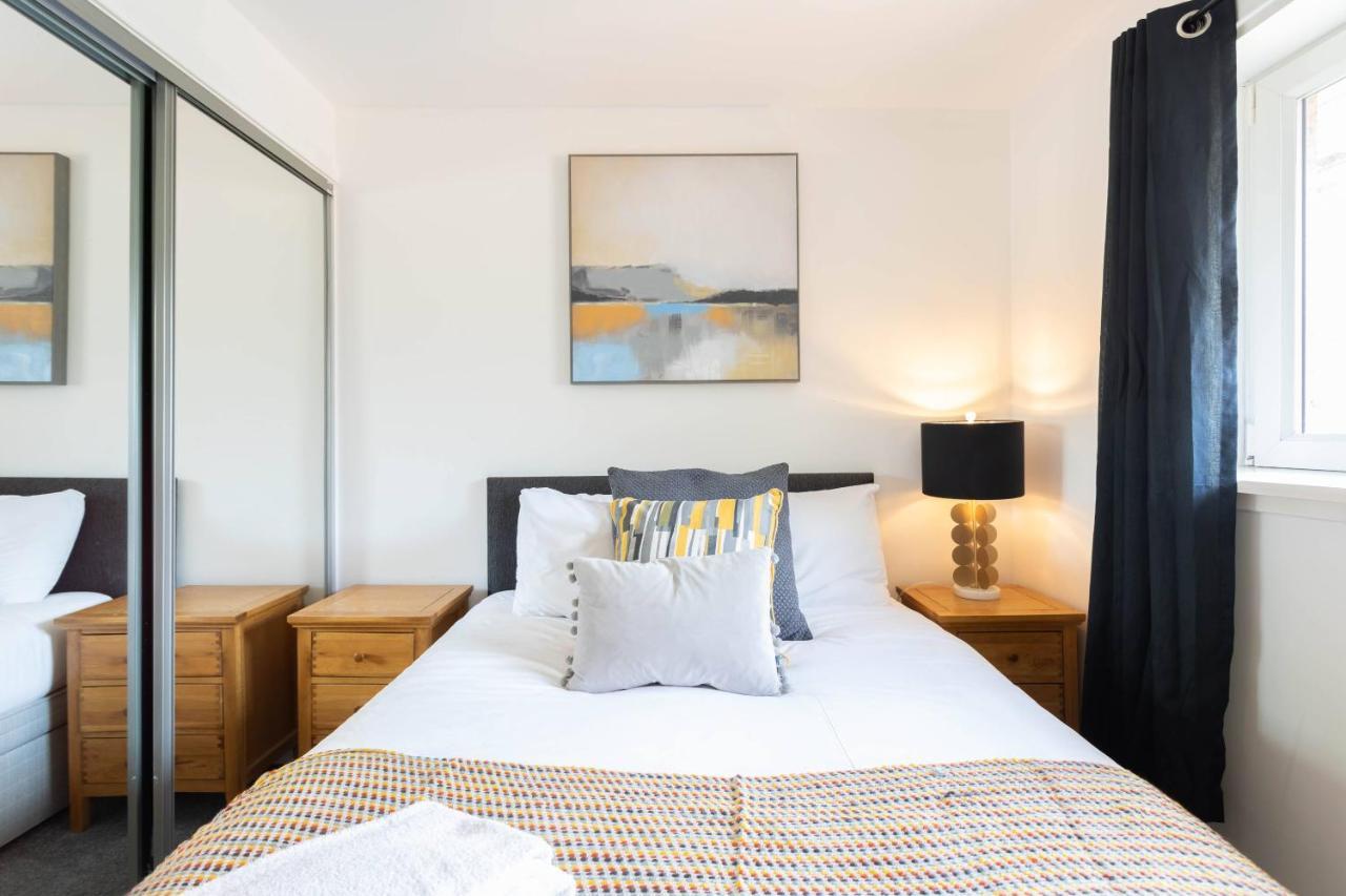 Modern 2 Bed Broompark/Central Apt. With Parking Glasgow Exterior photo